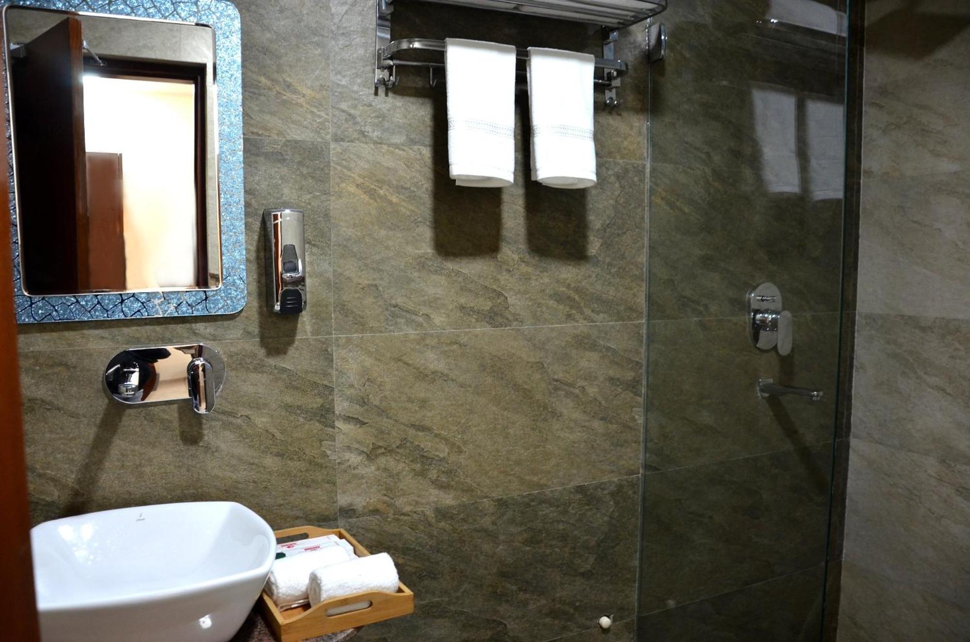 Fabhotel Roselle Inn Lucknow Zewnętrze zdjęcie